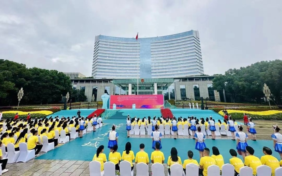 亚运来了｜秀山丽水 青年之城，杭州第19届亚运会火炬在丽水传递_腾讯新闻