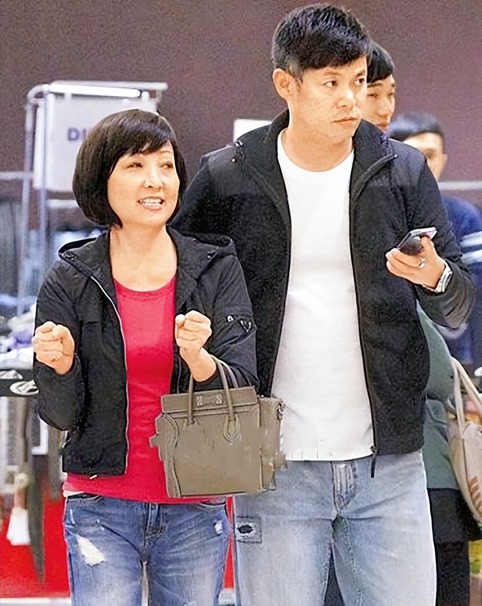 如果女网友的爆料属实,也就是说,汪建民与宝妈分手前后,发生了侵犯