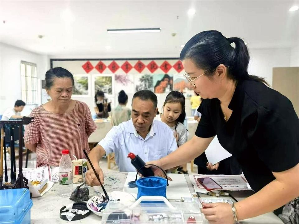 这堂国画公益培训班结业课,"土老师"拖堂却受学员欢迎