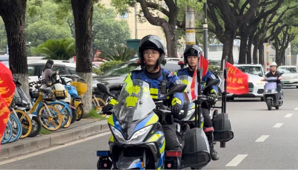 警用摩托配备高考护航应急包!长沙特警铁骑护考志愿服务小分队来啦