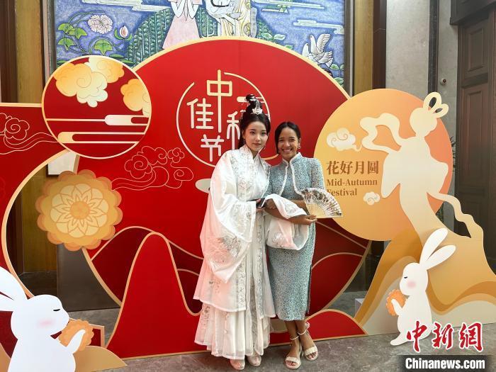留学生在南昌提前庆中秋听古乐穿旗袍做月饼