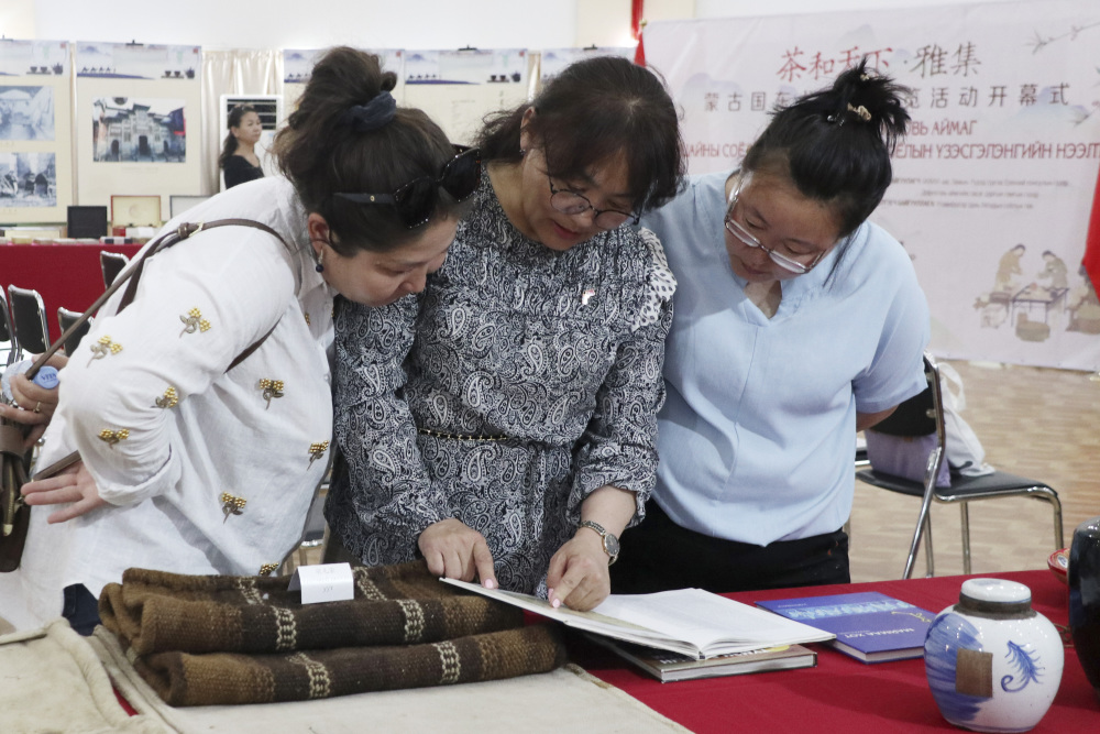 中蒙两国官员及当地茶文化爱好者等上百人出席了开幕式.