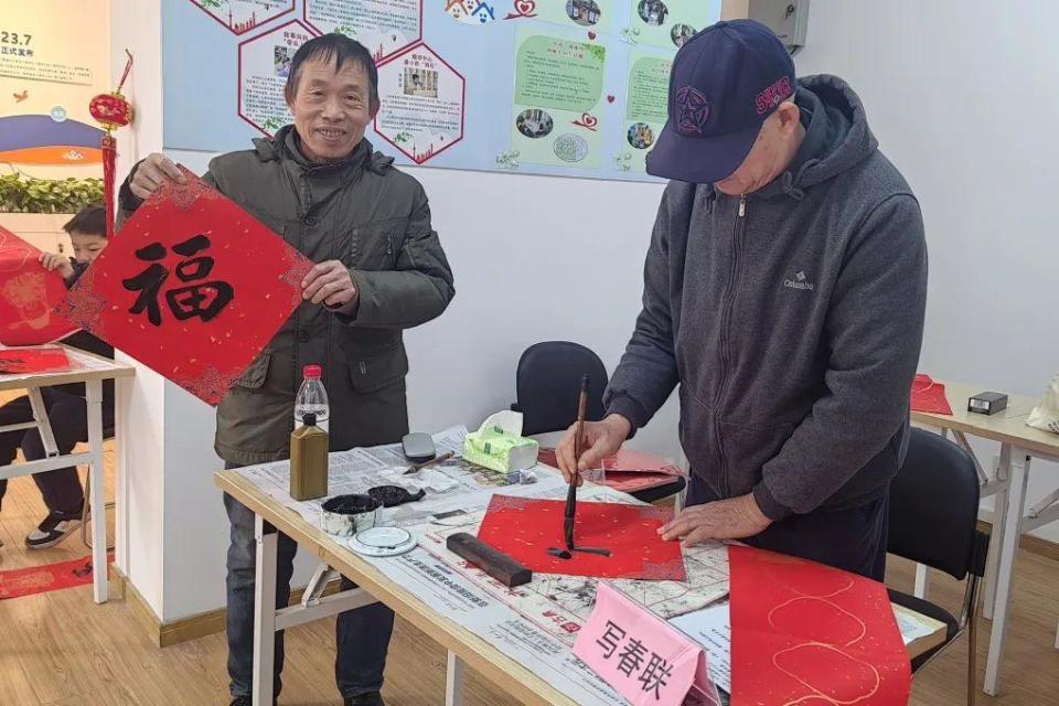 写春联、送福字，社区里年味越来越浓_腾讯新闻
