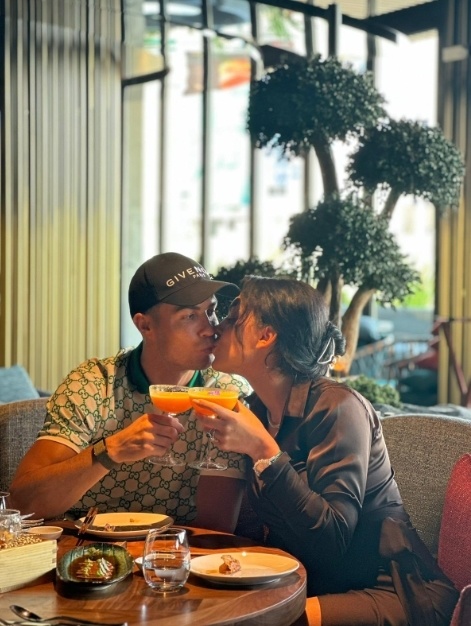 c罗社媒晒与乔治娜接吻照:为爱干杯_腾讯新闻