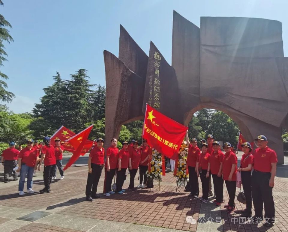 参加论坛活动的有全程参加解放杭州,宁波,上海75周年红色之旅的三野老