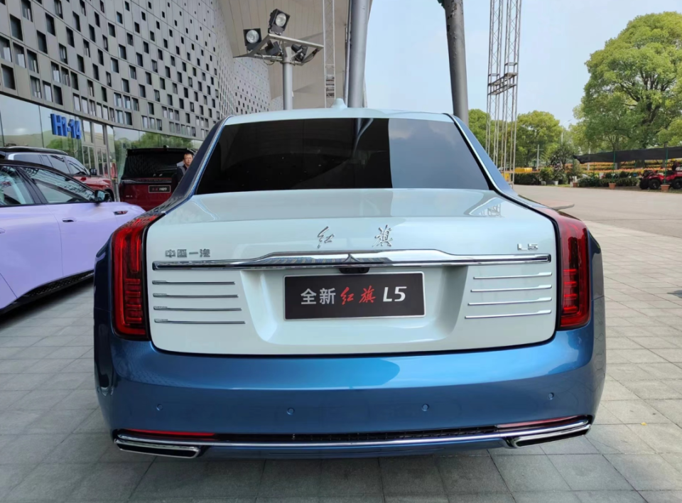 新一代"红旗l5"进店实拍!气场不输"幻影",正式启用v8t引擎_腾讯新闻