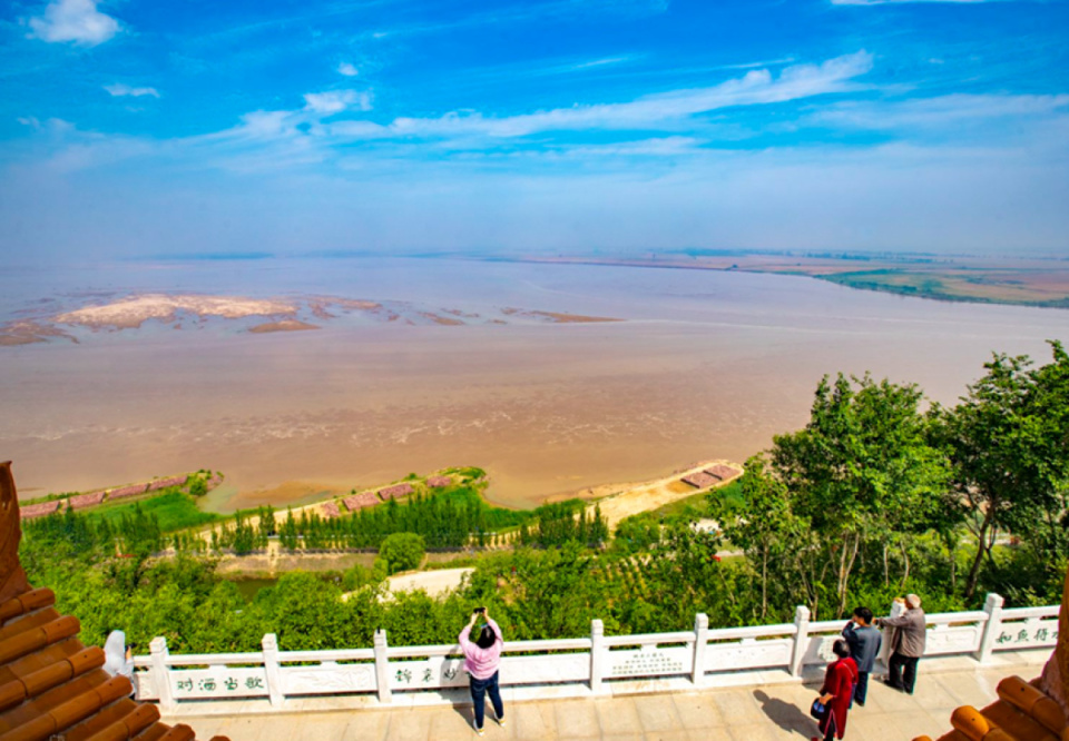 每到周末,黄河边已成为千家万户出门休闲的好去处,大人小孩在黄河大堤