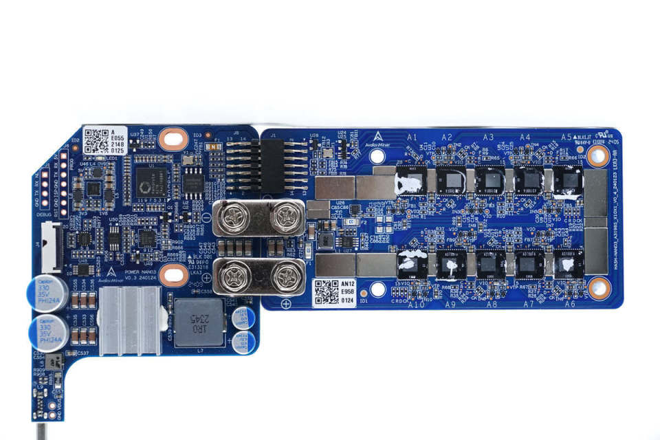 电源与功能控制小板上方设有主控芯片,下方设有降压电路,其中开关管设