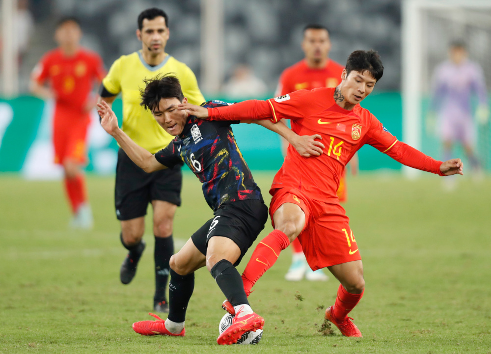 足球世预赛中国队不敌韩国队3