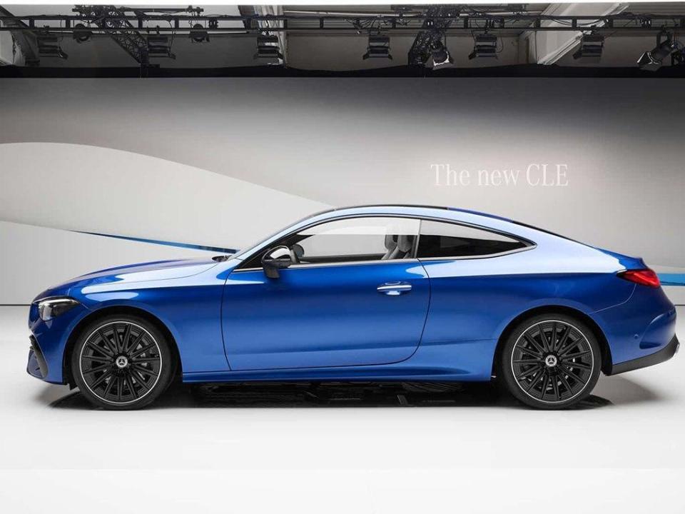 当然大灯采用了奔驰效果家族的设计,略带突出的异型结构与cla更加相似