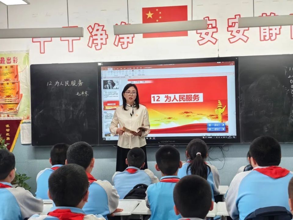 黄俊红在上课同为援疆教师的博乐一小校长易玲介绍,作为党员,黄俊红