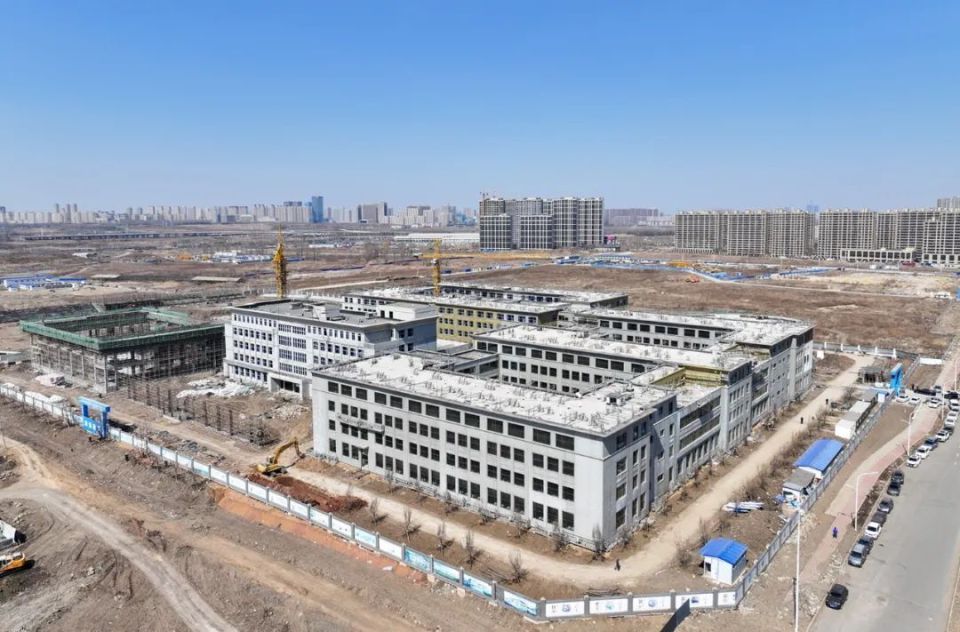 据了解,目前,在南关区第三实验学校项目工地上,小学部室内外抹灰,保温