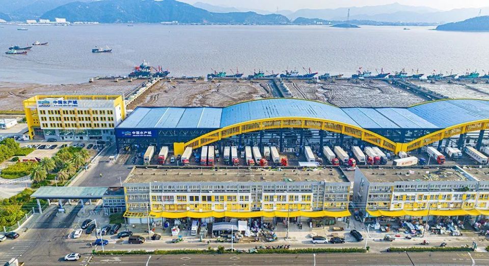 位于象山石浦港畔的中国水产城是农业部首批命名的国家菜篮子工程定点