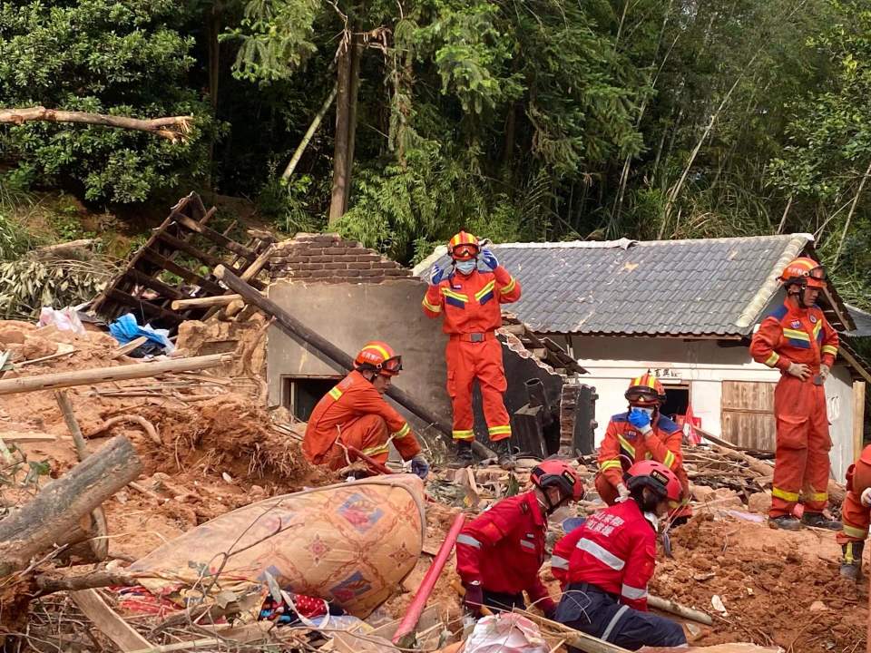 中国文明网：二四六天天彩网站广东平远洪灾38人遇难，有村民在邻居家避雨时遇滑坡，10人均被掩埋