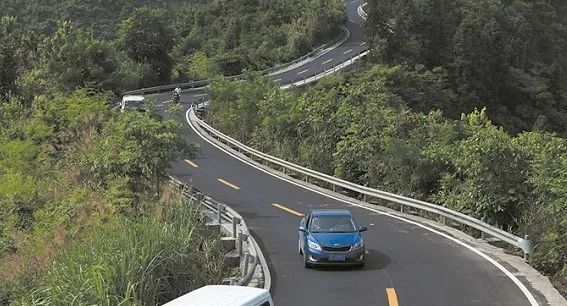 山区道路行车风险图片