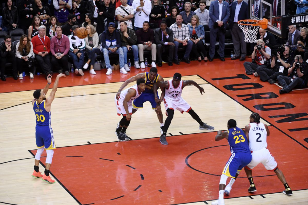 可以利用突破能力撕扯防线,可以在三分线外开火,也可以制造犯规获取