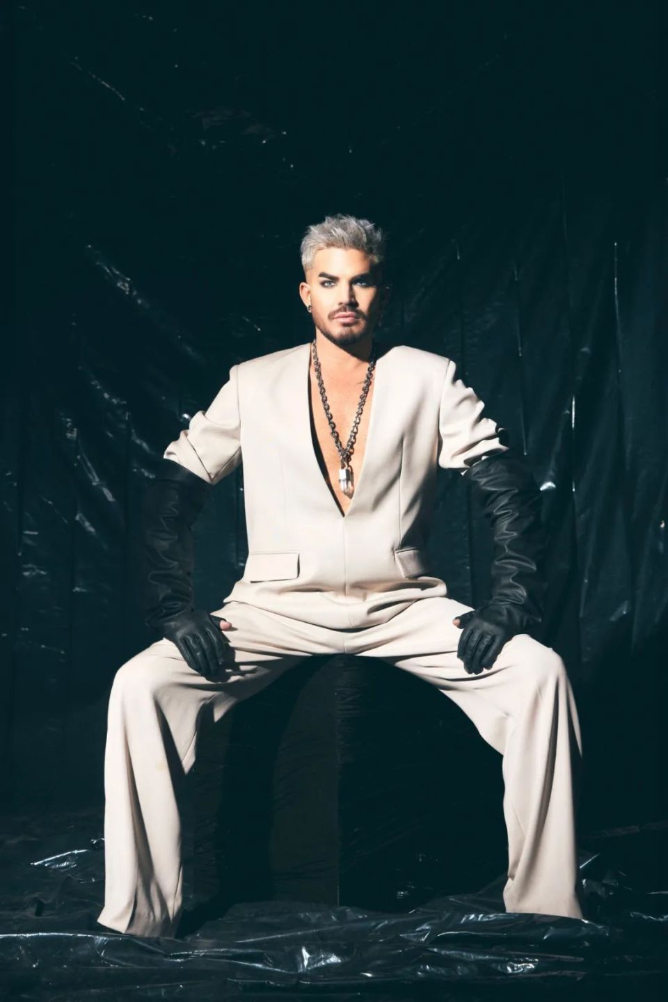 欧美顶级歌手亚当兰伯特,登上杂志封面!