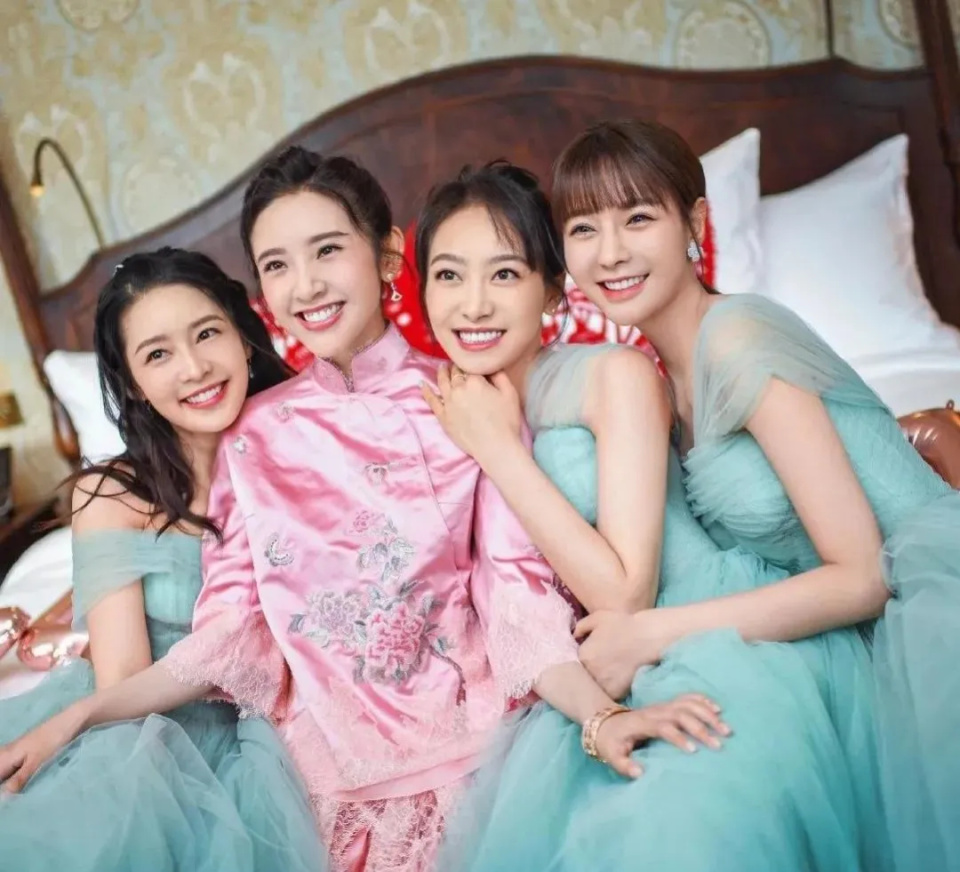 不是吧!当年被全网嘲笑的唐艺昕伴娘团,如今个个高攀不起