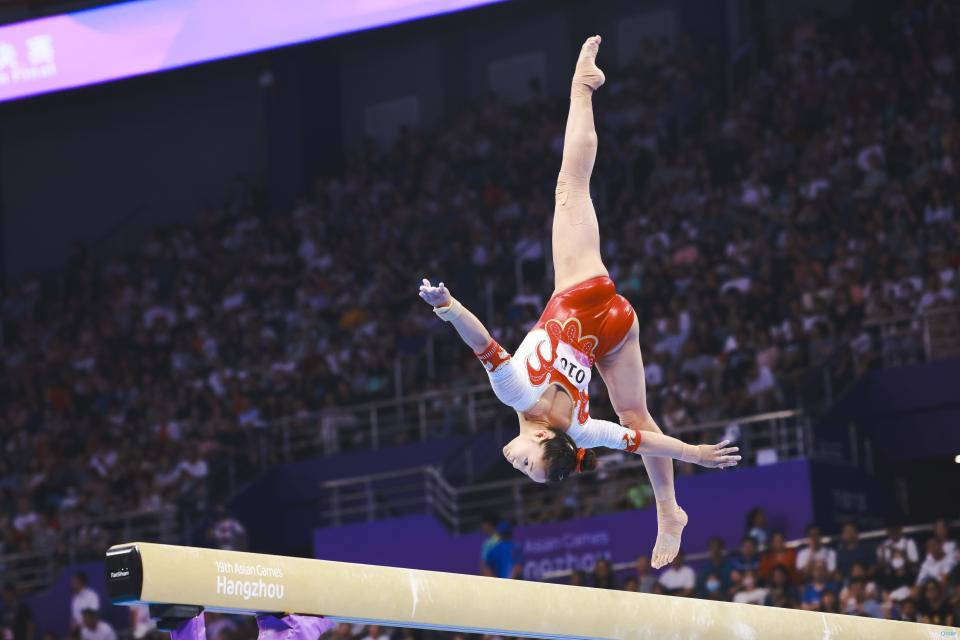 女子平衡木决赛中国选手唐茜靖拿到银牌章瑾第4名