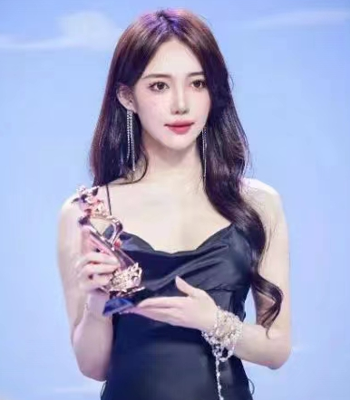 王雨檬某音首秀!化身唱歌主播?