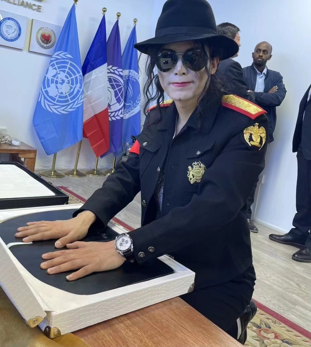 签名,大家都感到非常惊讶和不可思议,王杰克逊的长相和迈克尔杰克逊