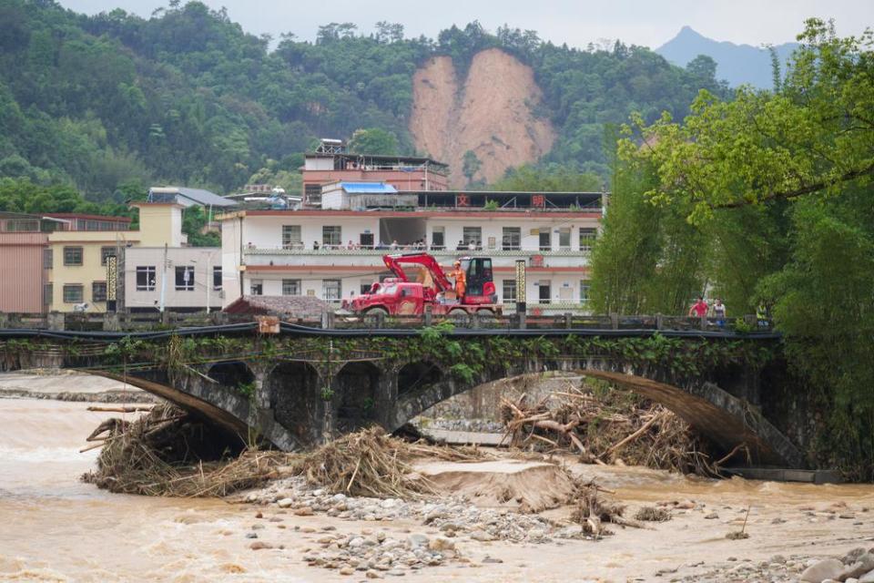 直击韶关江湾镇救援一线:多地恢复电力和通信,直升机转移受灾群众