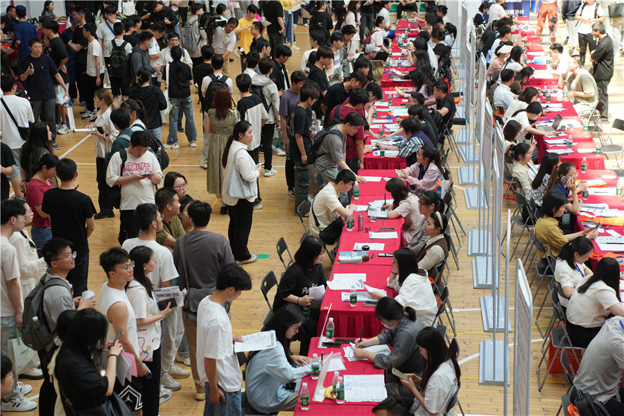 合肥市开展大型招聘会 近200家企业提供1万余个岗位