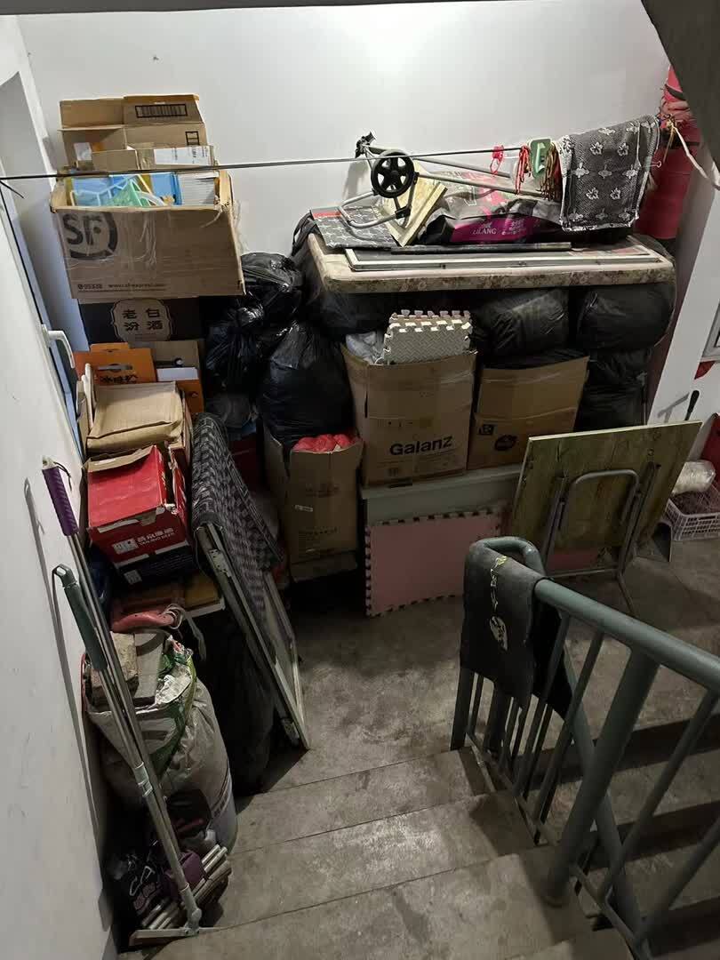 逃生通道被杂物挤占近半,"一旦火灾发生,谁都难以幸免"