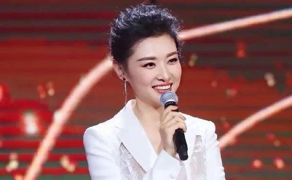 55岁周涛近况曝光：主持春晚17年，离开央视7年后怎么样了_腾讯新闻