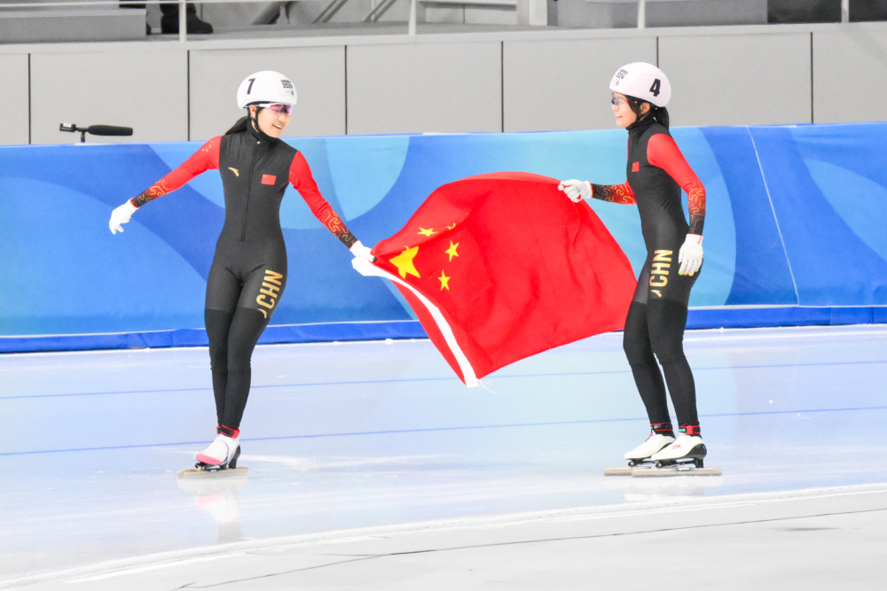 1月26日,中國選手張邵涵,劉昀琪(右)賽後慶祝.新華社記者 朱煒 攝