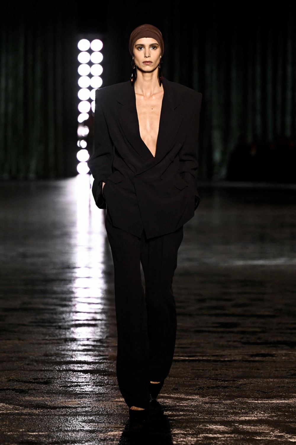 新华社/法新2月27日,模特在法国巴黎时装周上展示圣罗兰品牌的2024/25