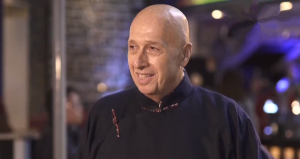 早上会坚持健身,然后前往公司工作;晚上则喜欢约几个好友到兰桂坊小聚