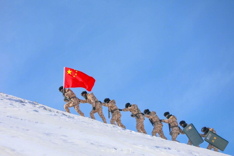 大年初一高原官兵巡逻青藏铁路沿线_腾讯新闻