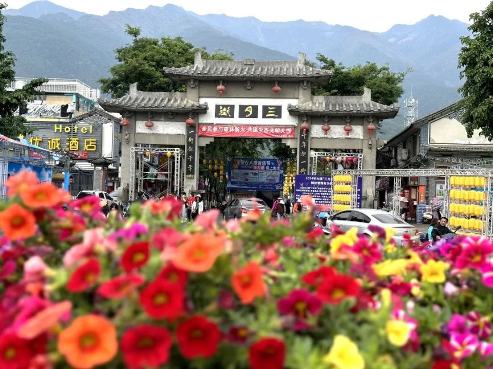 在风车广场,人民公园,大理古城南门,三月街入口等随处可见一片片色彩