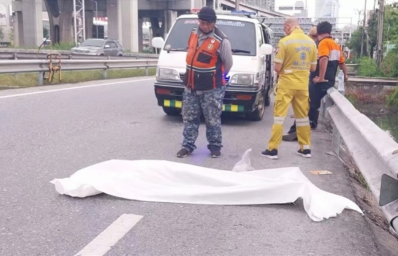 中國游客在泰國公路昏迷后死亡，本應(yīng)與旅行團匯合，目擊者發(fā)聲