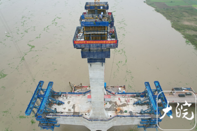 淮宿蚌城际铁路跨淮河矮塔斜拉桥主塔封顶_腾讯新闻