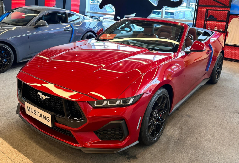 全新福特mustang实车到店,长超4米8 软顶敞篷,配曲面双联屏