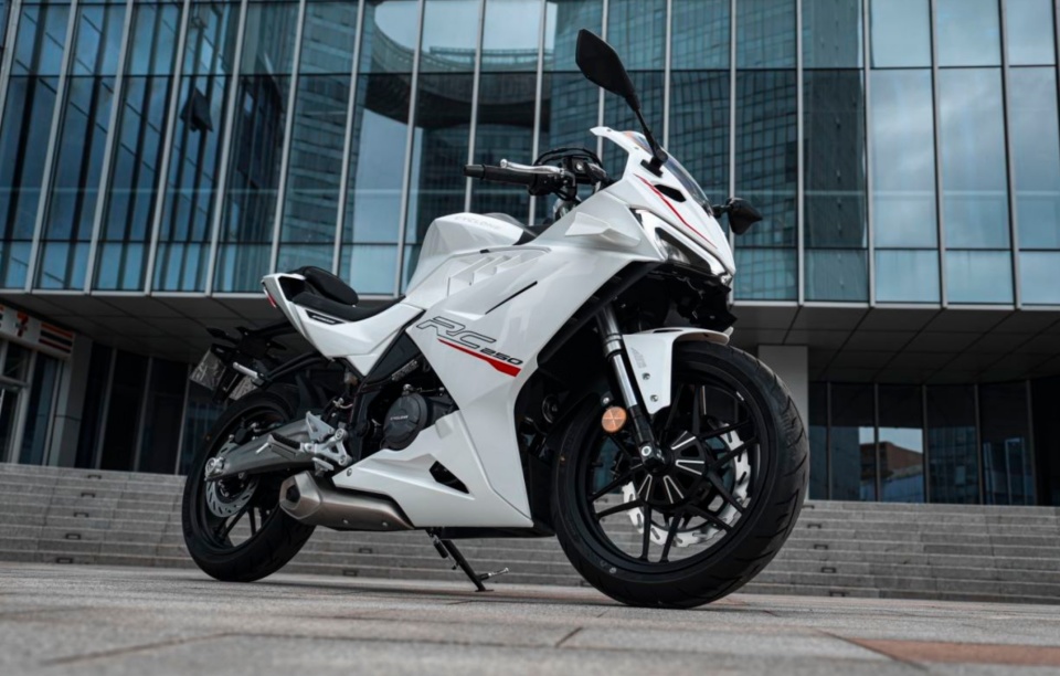 纯白版画赛科龙rc250:标配abs,tcs,新手首选_腾讯新闻