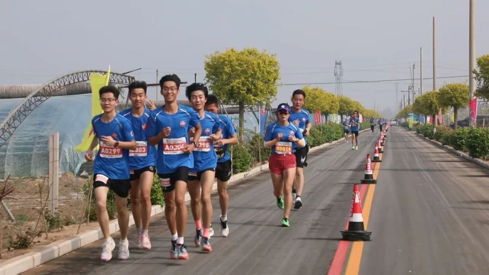 武邑：从城市跑向乡村 “田园风”特色路跑受青睐_腾讯新闻