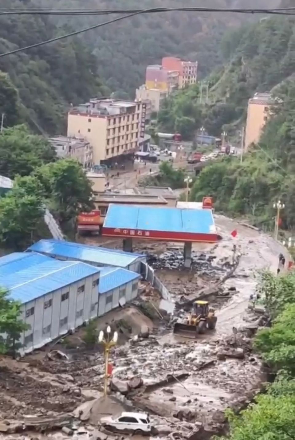 四川雅江突发泥石流,附近商家:泥水冲到店门口,店内停水停电_腾讯新闻