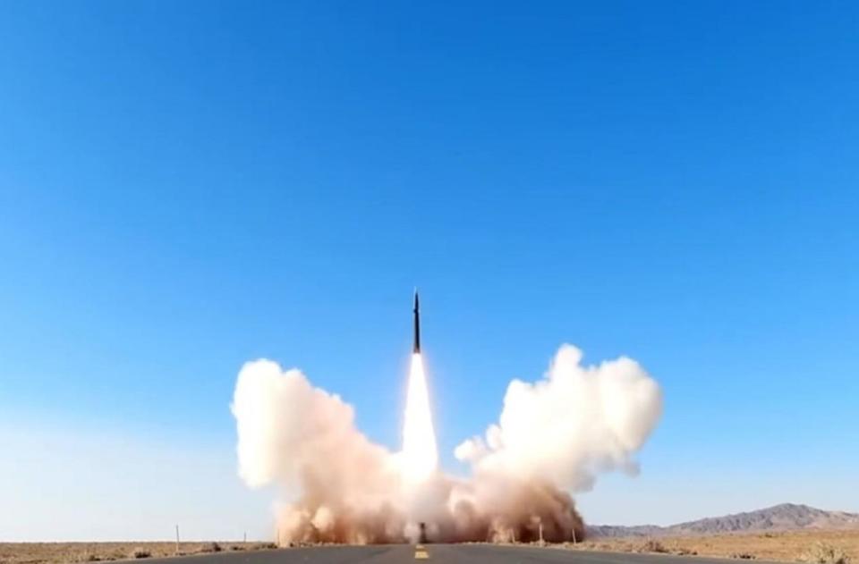 追踪环台军演:"东风"导弹亮相,轰炸机前出岛链,背后大有深意