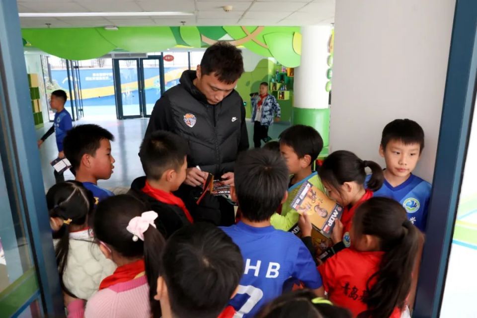 暖冬公益行 海牛职业队走进青岛基隆路小学