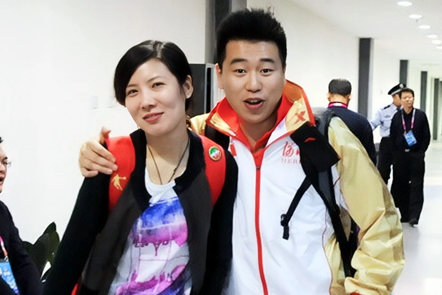 杜丽的丈夫庞伟也是大家熟知的人物,两人相差4岁,还是同门师姐弟.