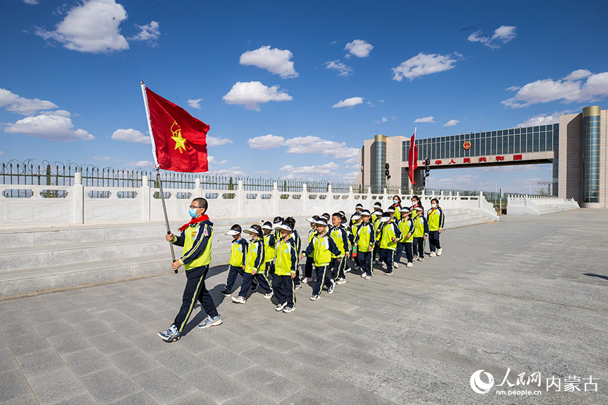 杨金烨摄少先队员老队员为新队员配戴红领巾.