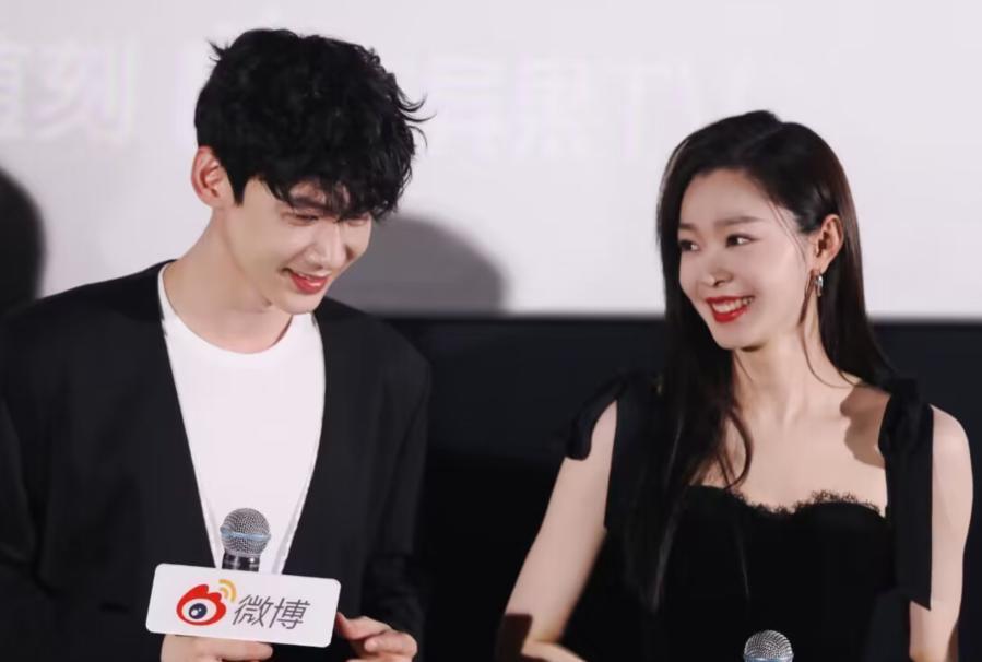 白敬亭男友力爆棚当众搂抱宋轶不惧非议网友喊话杨洋敢不敢