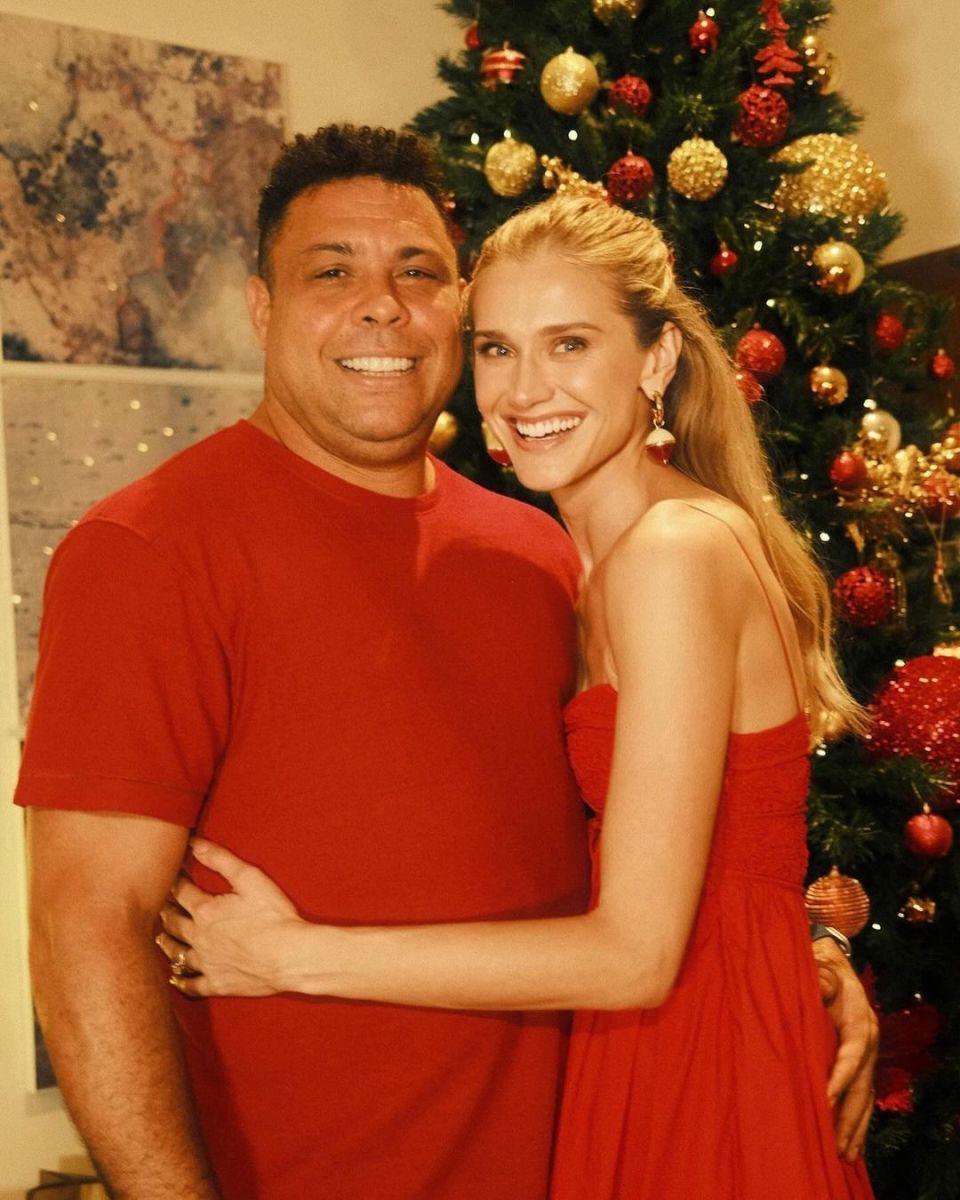 大罗妻子晒圣诞照:祝大家圣诞快乐