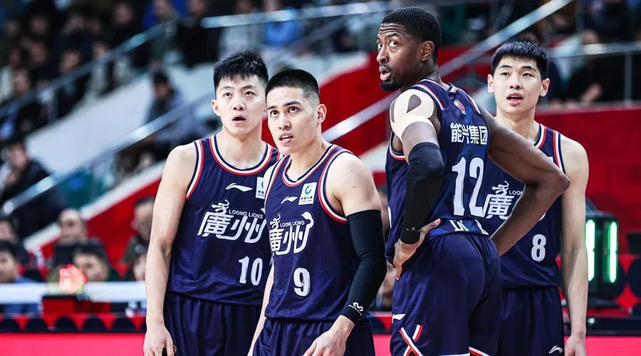 杨毅侃球:断臂可以,弯腰不行,他们在cba活下来了_腾讯新闻
