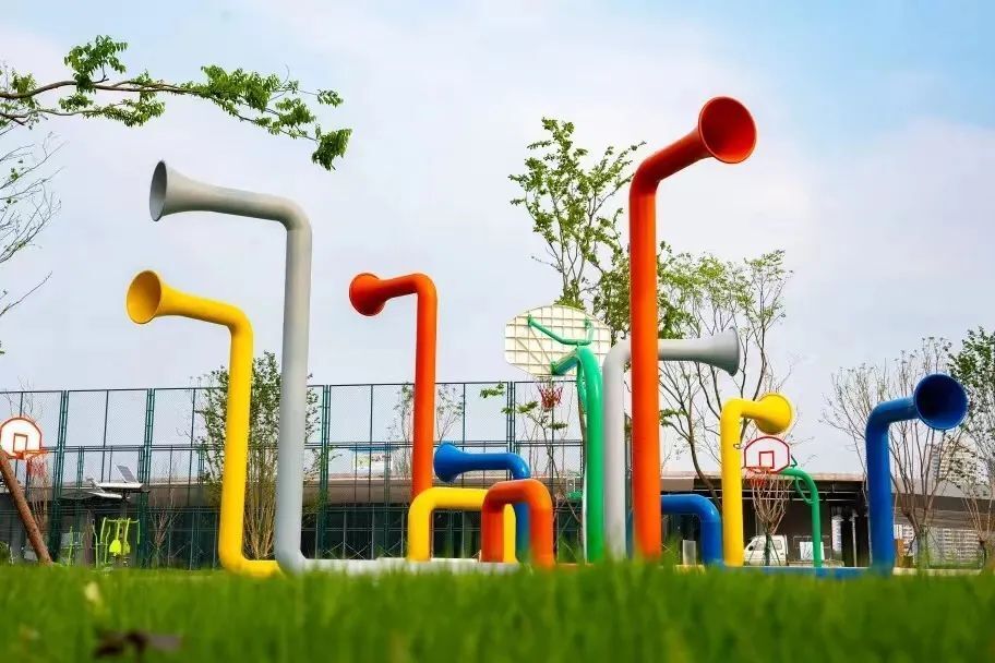 太和公园设施多样,设置了儿童游乐区,篮球场,休闲区,森氧跑道等场所