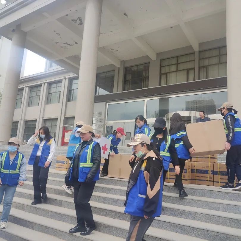 4月8日,环县红十字会向县环卫局捐赠n95医用防护口罩16640只,洗手凝胶