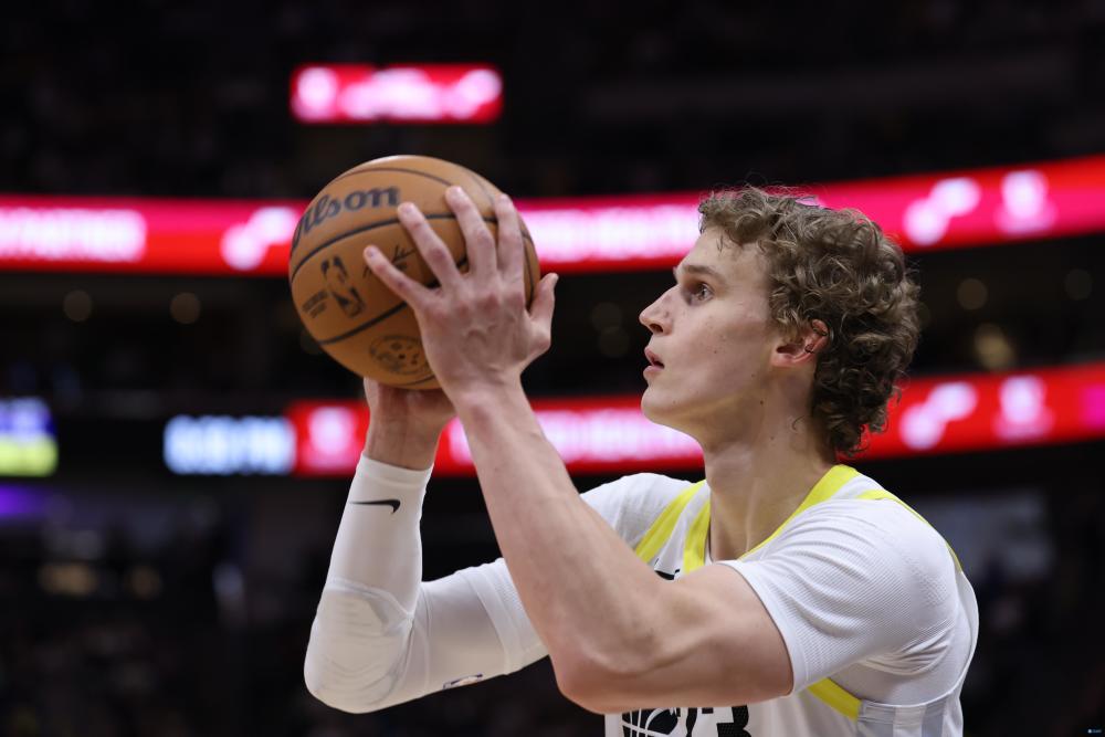 马尔卡宁/爵士期间1胜6负,场均出战33.9分钟,得到19.6分7.0篮板2